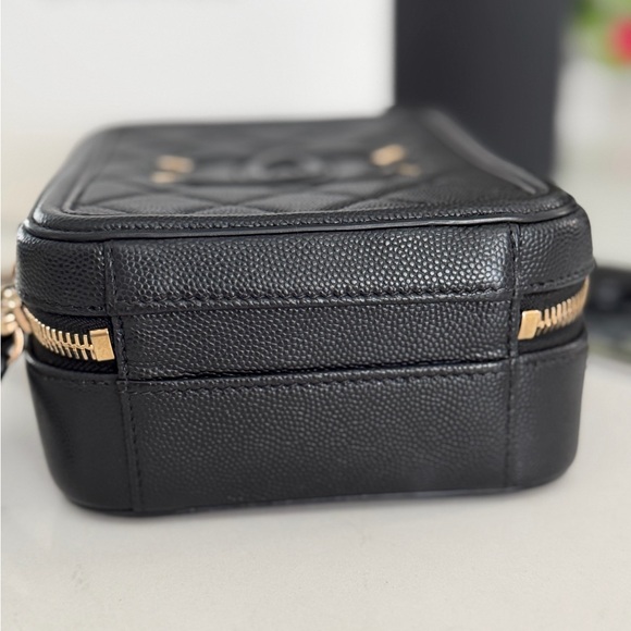 CHANEL Filigree Vertical Vanity Case Quilted Caviar ~ EUC w/Box & 2 COA’s - Picture 6 of 13